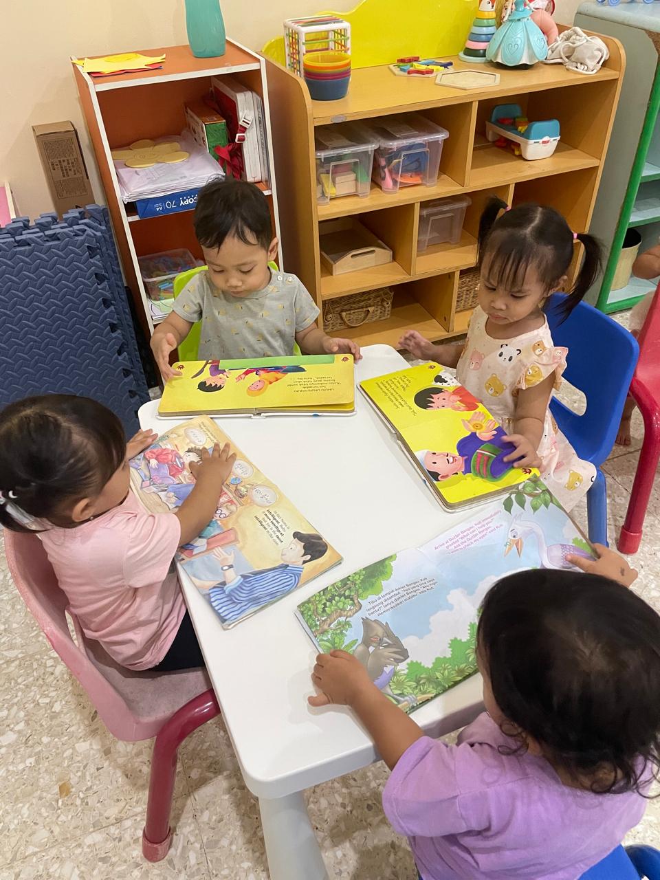  anak-anak berkreasi dengan warna